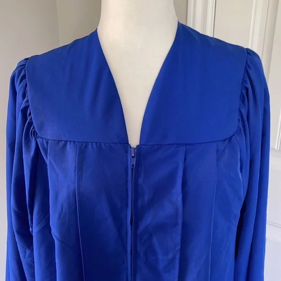 Graduation gown - Picture 3 of 4